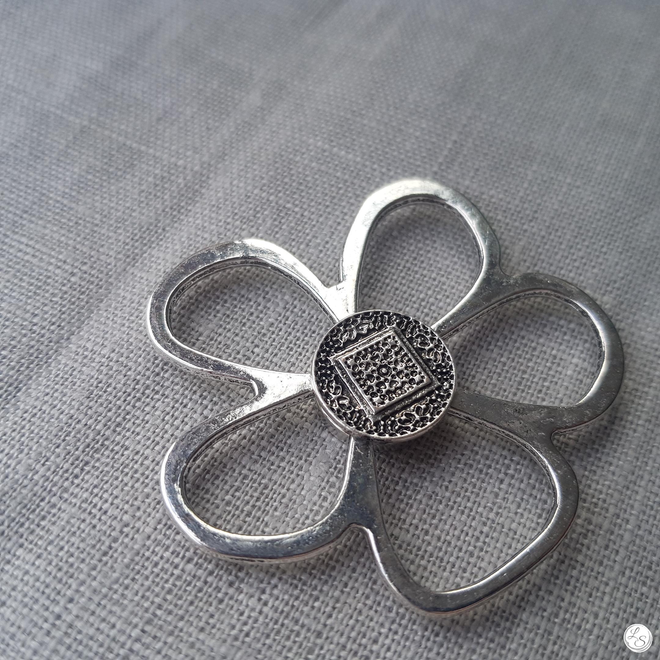 Broche aimantée "Porte lunettes fleur tout argent"