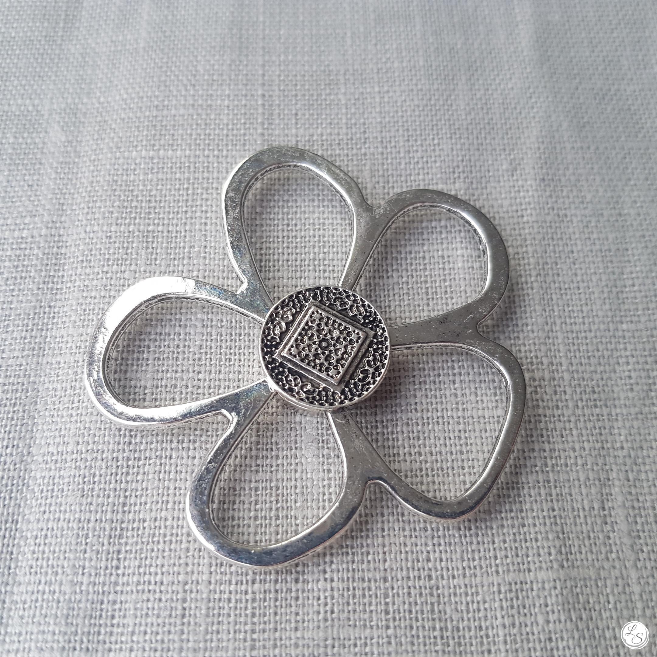 Broche aimantée "Porte lunettes fleur tout argent" – Image 2