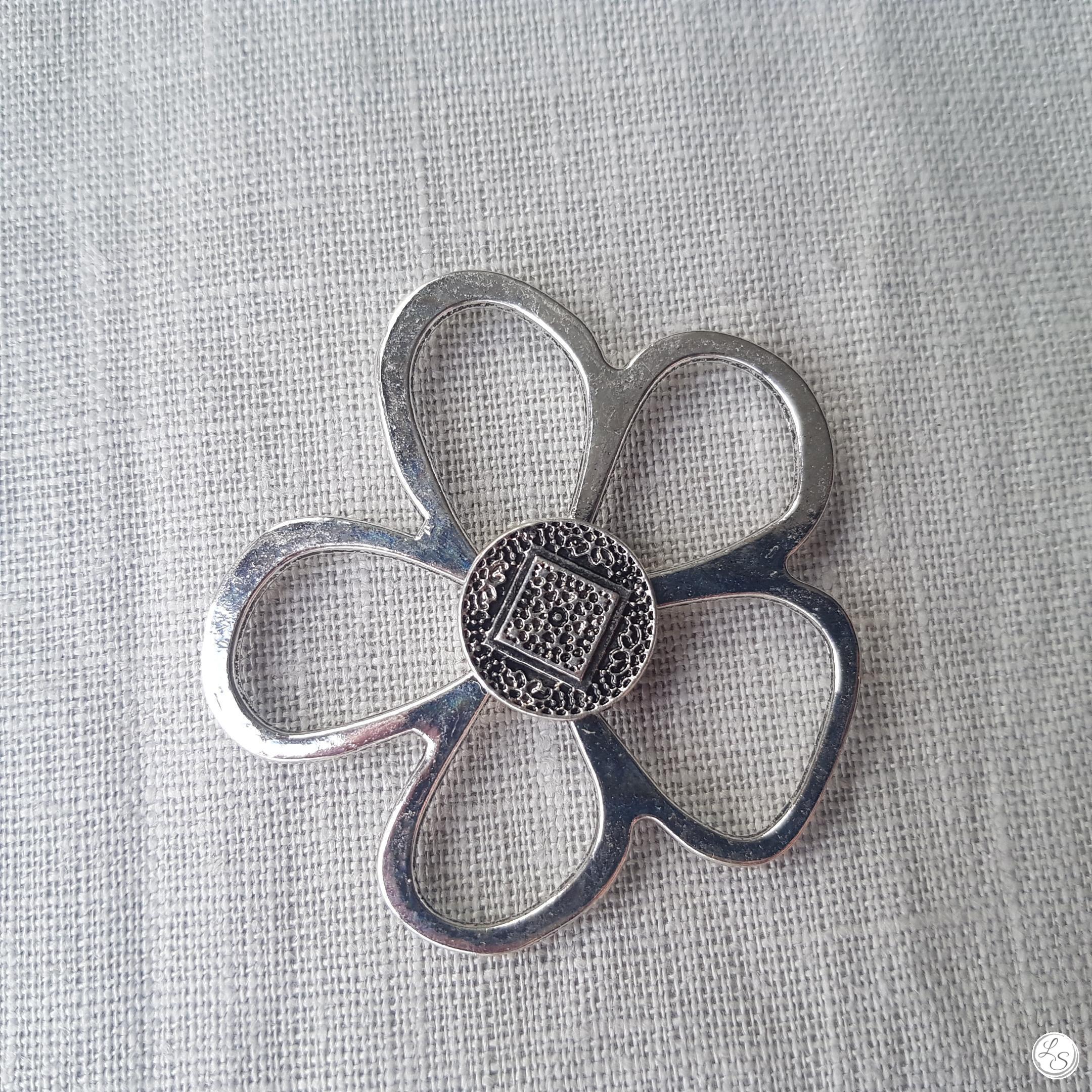 Broche aimantée "Porte lunettes fleur tout argent" – Image 3