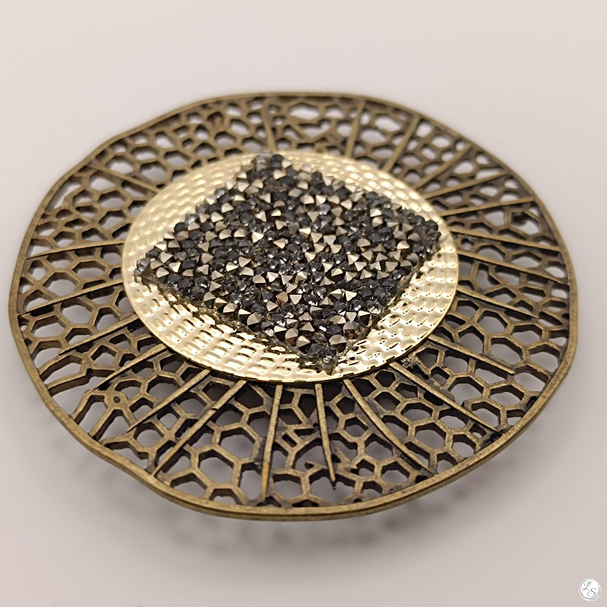 création broche aimantée pou fermer une écharpe ou décorer une tenue épaisse avec du cristal swarovski