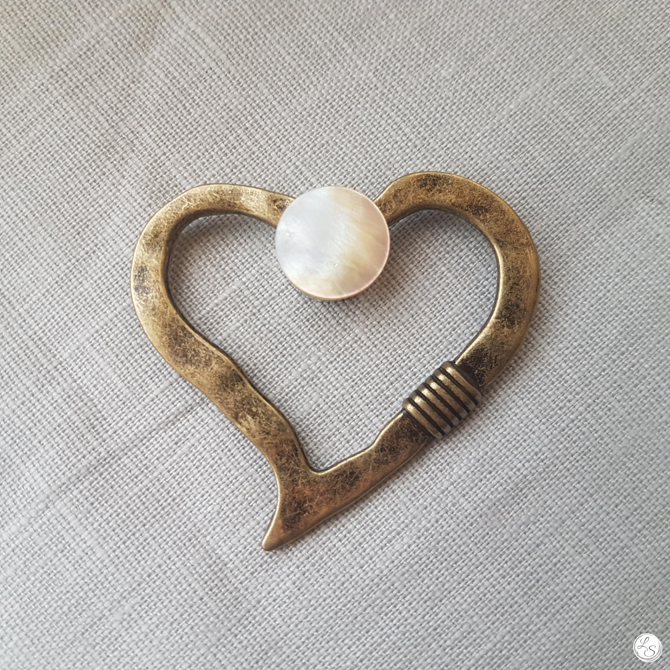 Broche aimantée "Porte lunettes Cœur nœud bronze nacre"