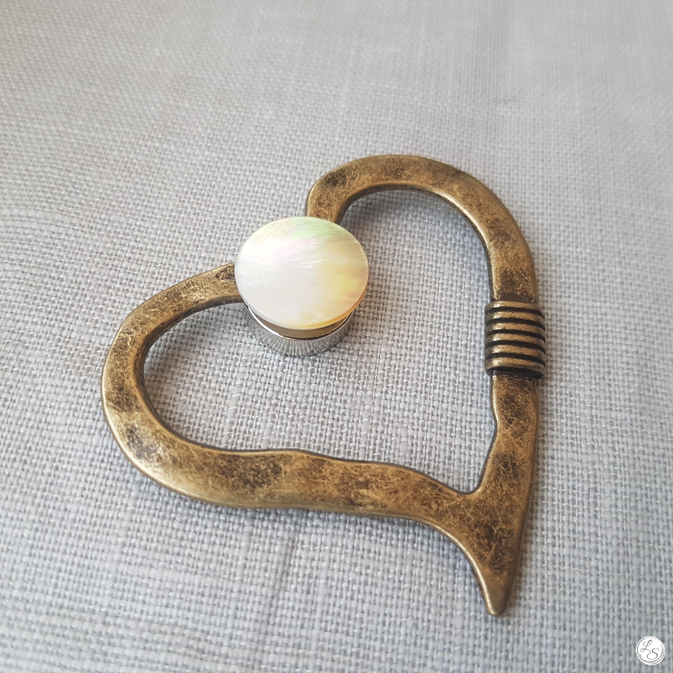 Broche aimantée "Porte lunettes Cœur nœud bronze nacre" – Image 2
