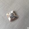 Broche aimantée "Triskel carré"
