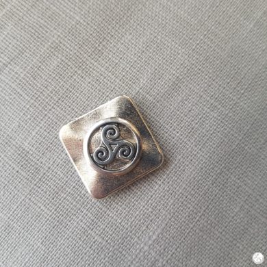 Broche aimantée "Triskel carré"