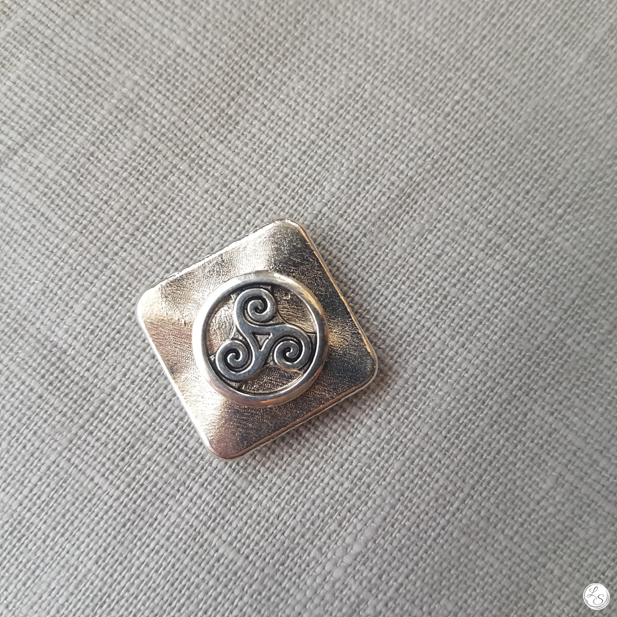 Broche aimantée "Triskel carré"