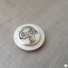 Broche aimantée "Triskel sur nacre" – Image 2