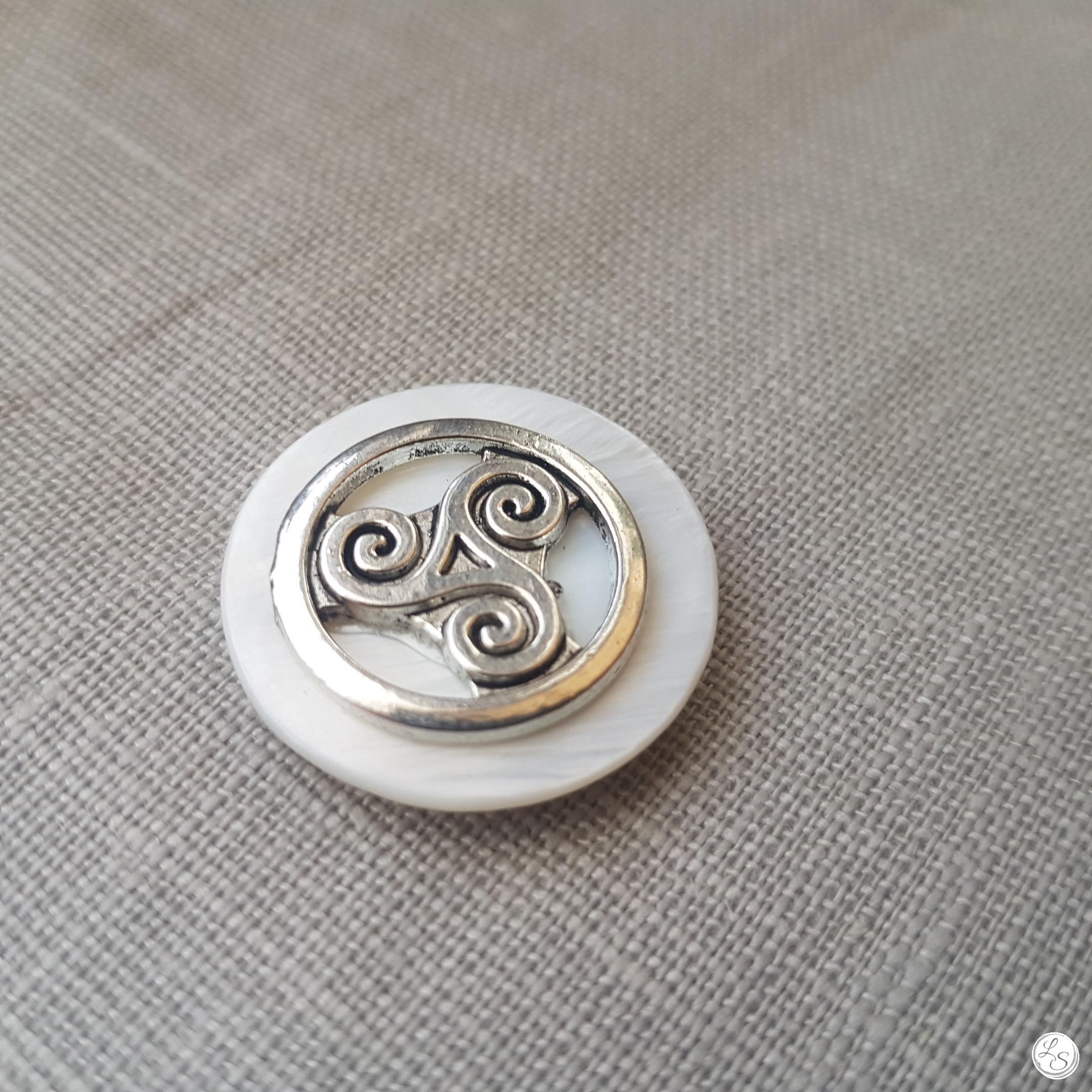 Broche aimantée "Triskel sur nacre" – Image 2