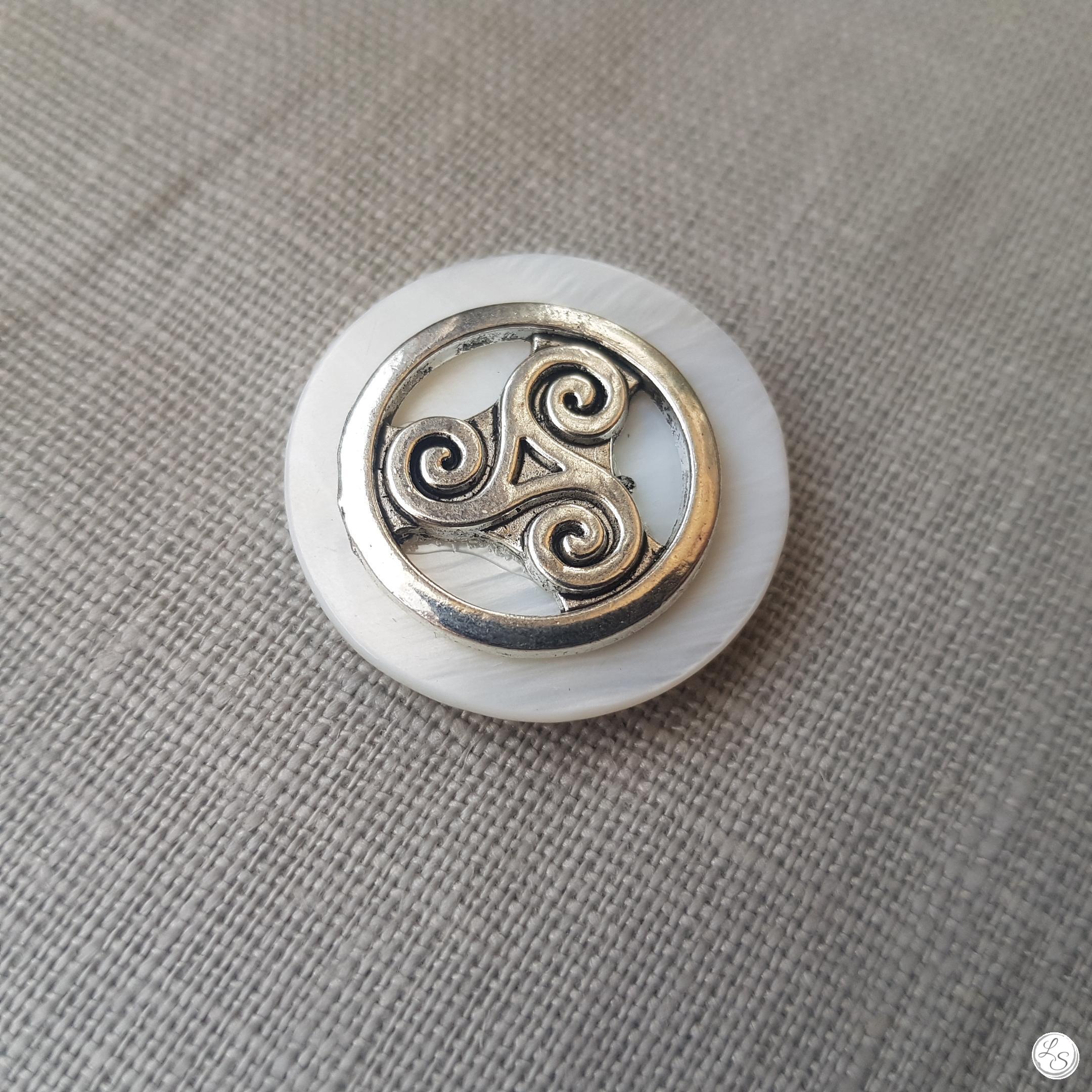 Broche aimantée "Triskel sur nacre"