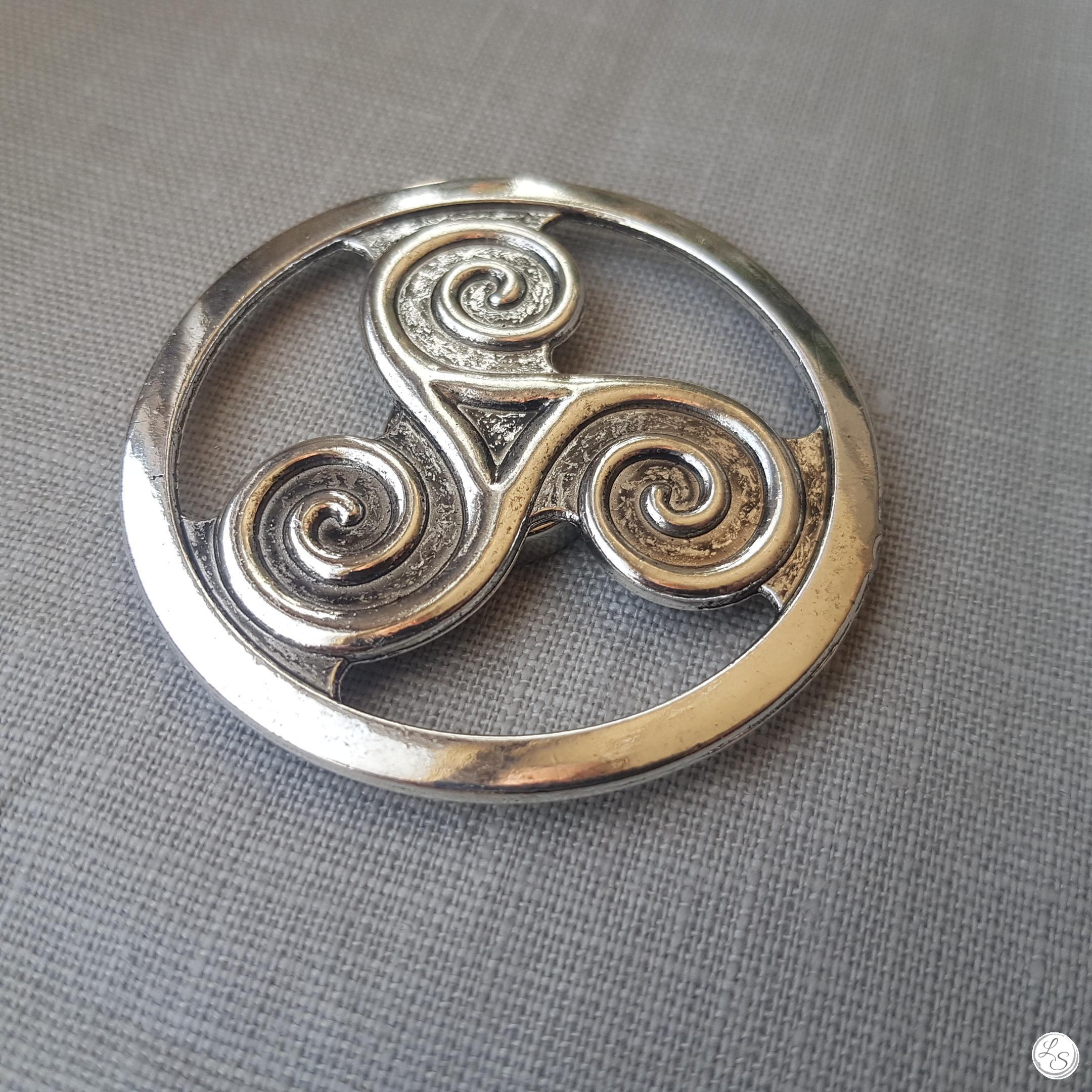 Broche aimantée "Porte lunettes Triskel" – Image 2