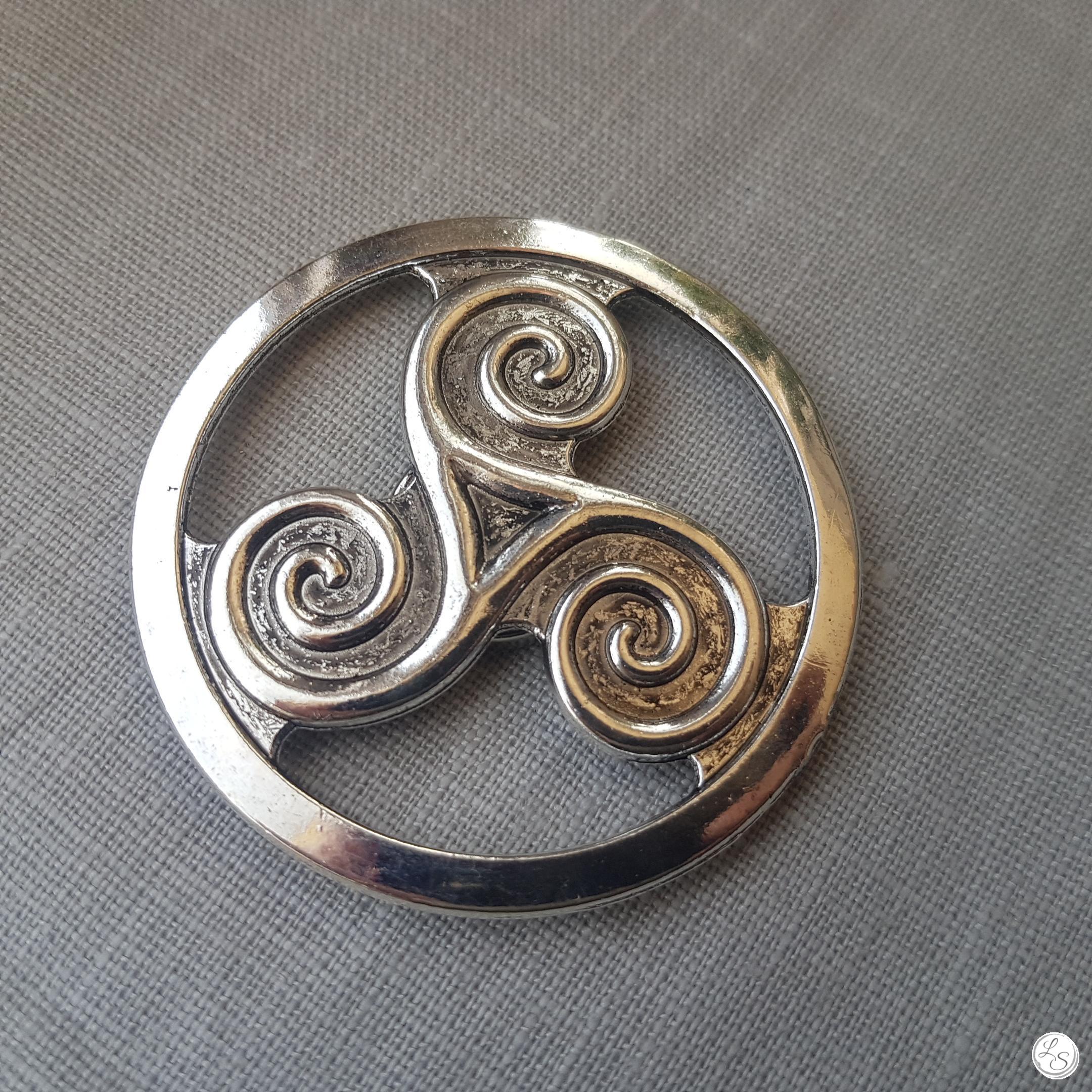 Broche aimantée "Porte lunettes Triskel"