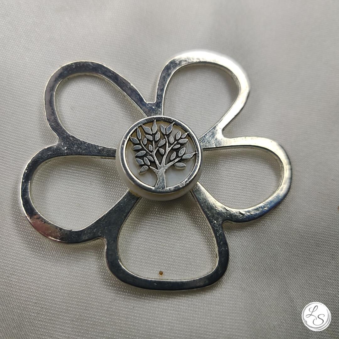 Broche aimantée "Porte lunettes fleur argentée arbre de vie"
