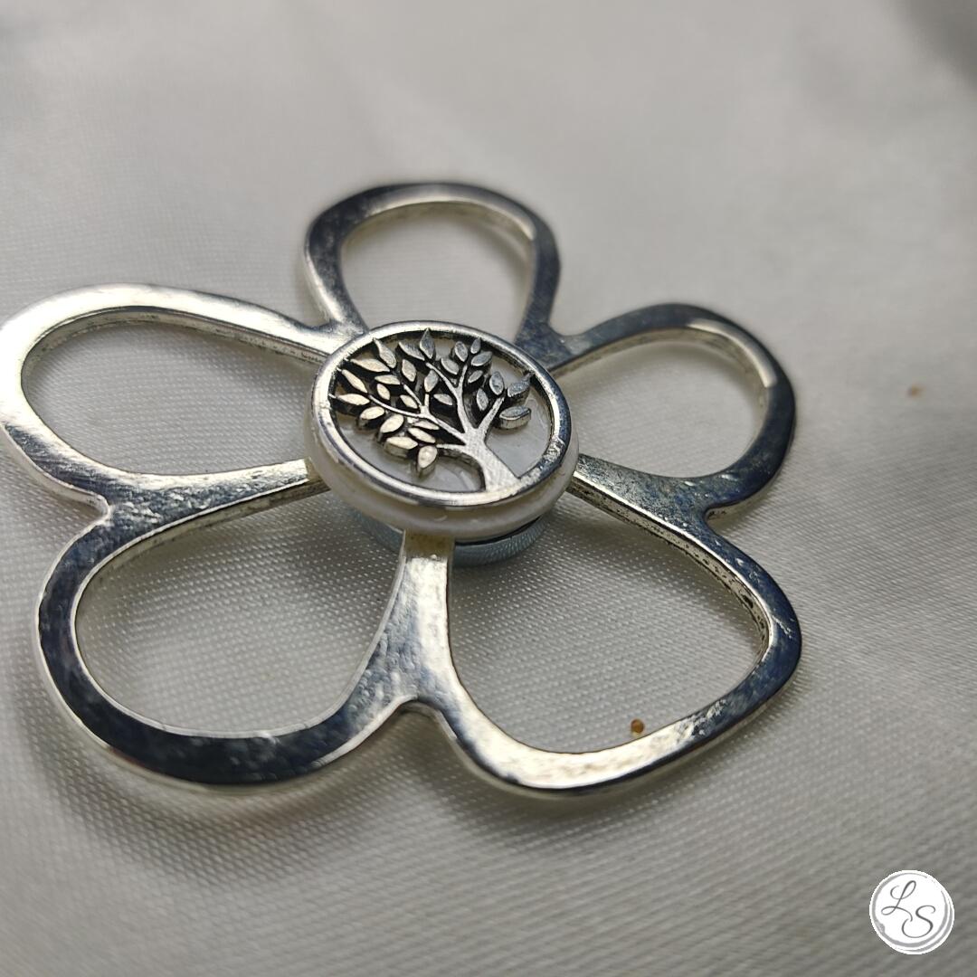 Broche aimantée "Porte lunettes fleur argentée arbre de vie" – Image 2