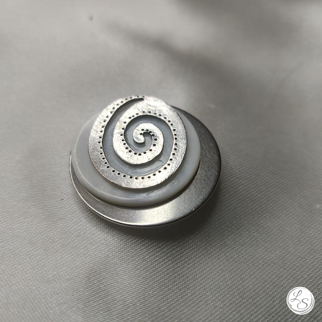 Accroche clés aimanté pour sac "Spirale nacre argentée" – Image 3