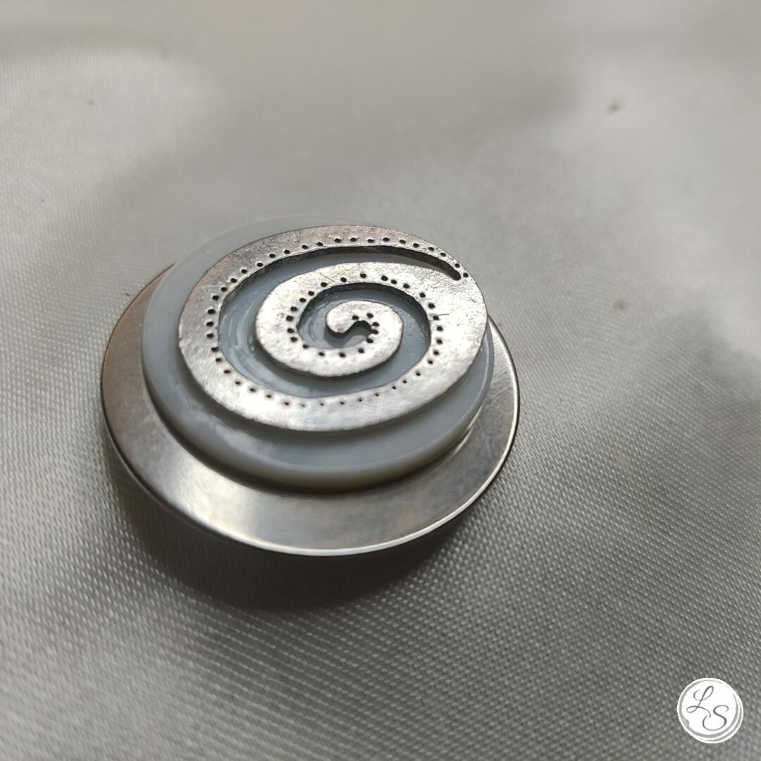 Accroche clés aimanté pour sac "Spirale nacre argentée" – Image 2