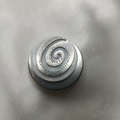 Accroche clés aimanté pour sac "Spirale nacre argentée"
