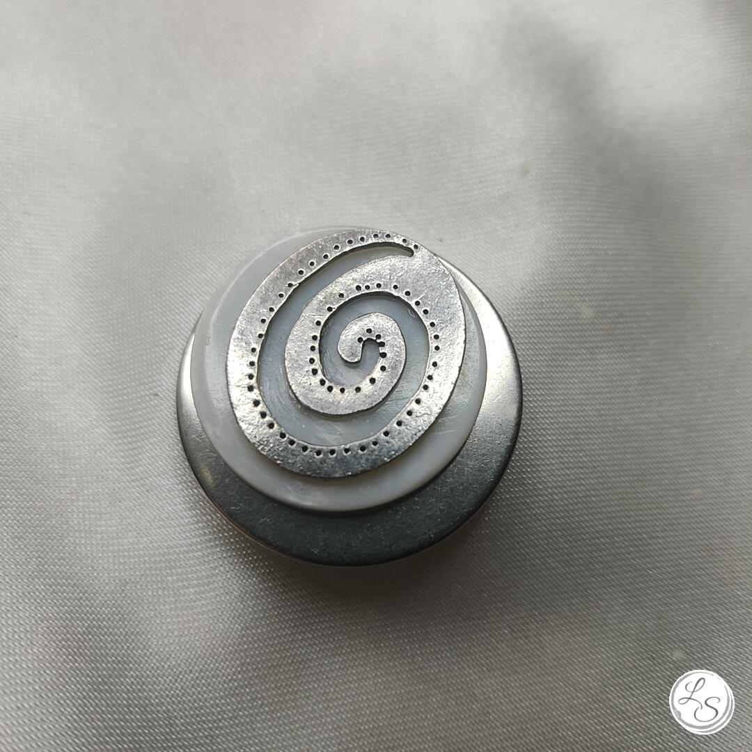 Accroche clés aimanté pour sac "Spirale nacre argentée"