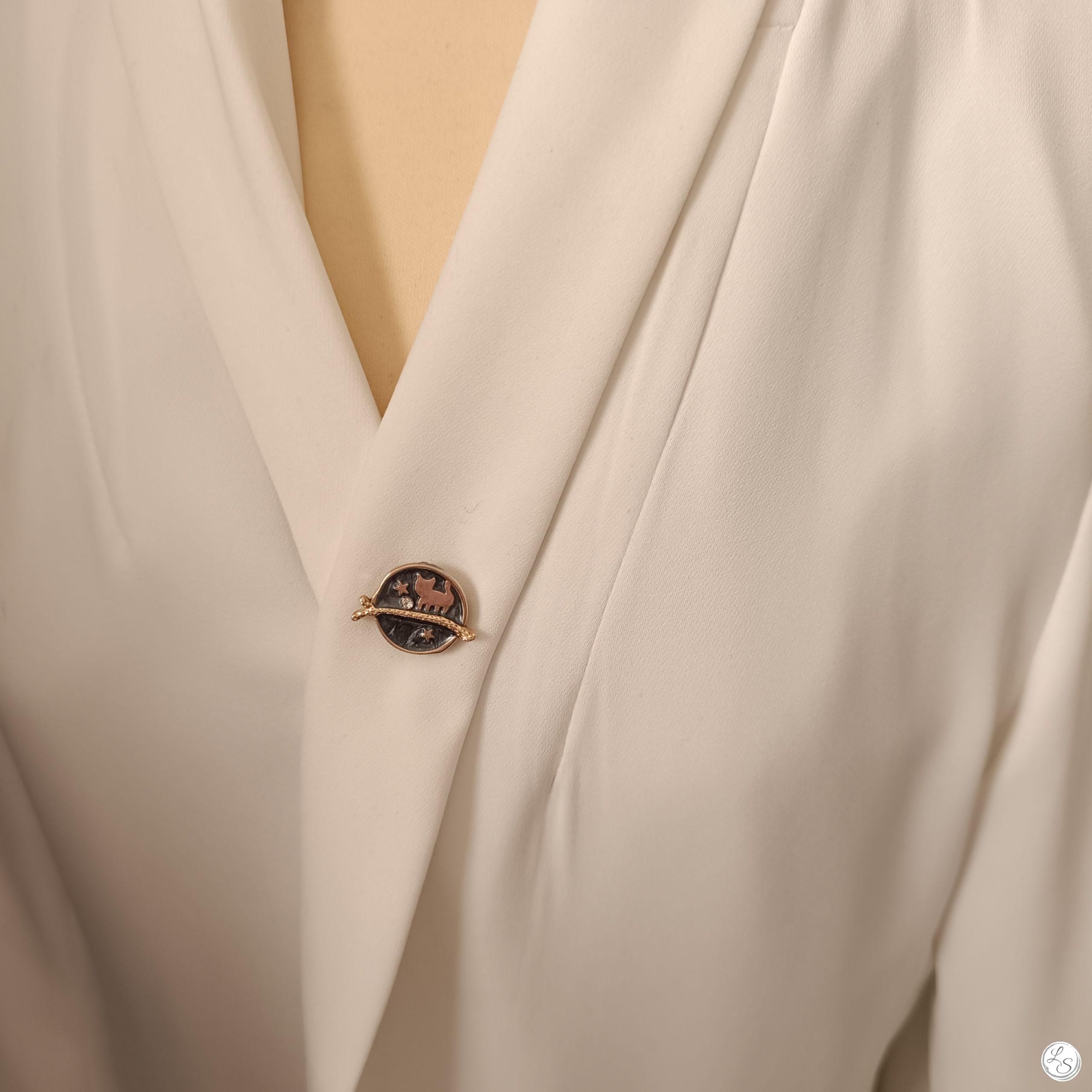 Broche aimantée "Chat doré sur fond noir émaillé" – Image 3