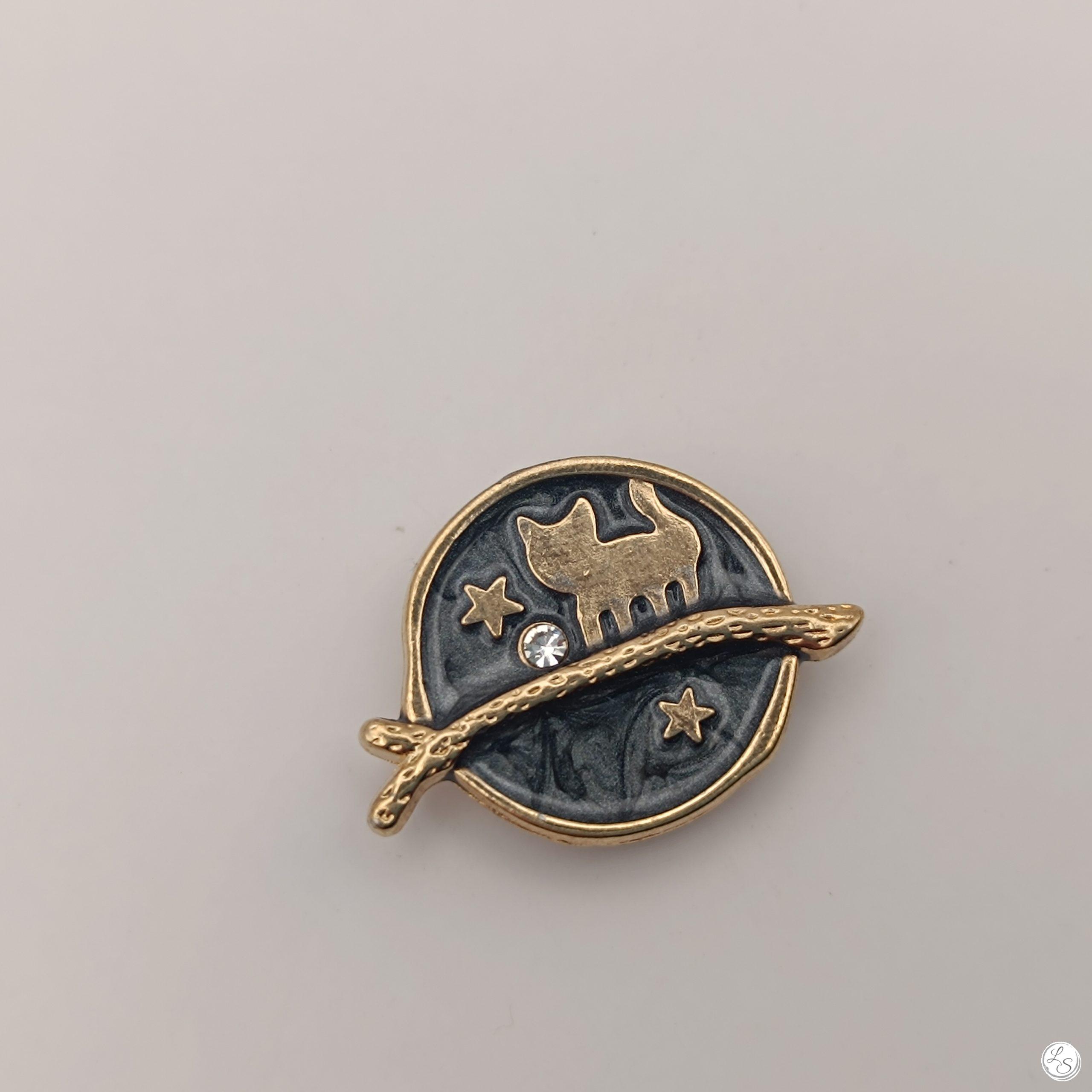 Broche aimantée "Chat doré sur fond noir émaillé" – Image 2