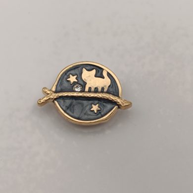 Broche aimantée "Chat doré sur fond noir émaillé"