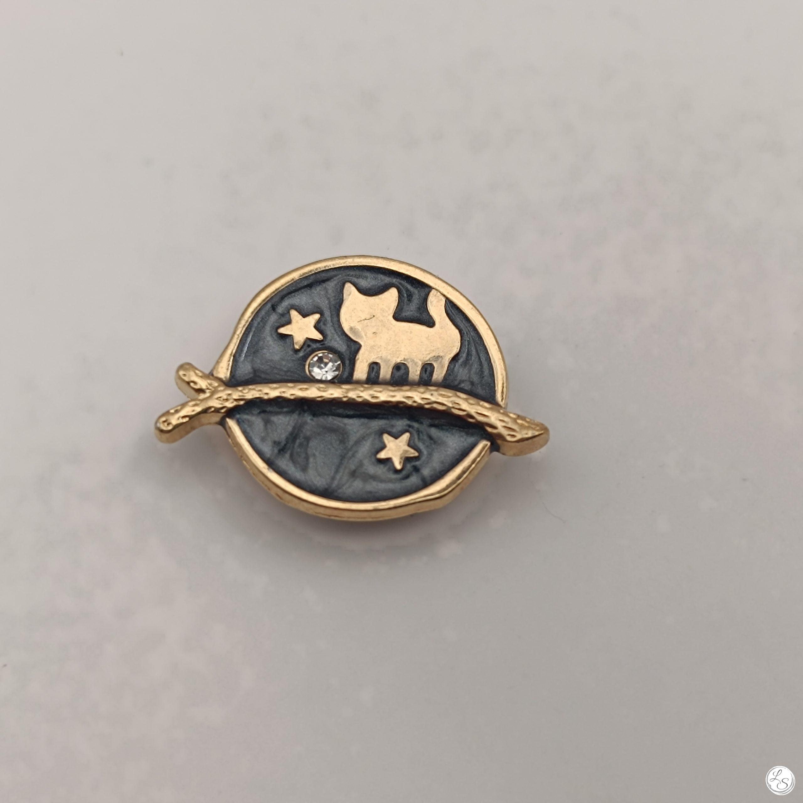 Broche aimantée "Chat doré sur fond noir émaillé"