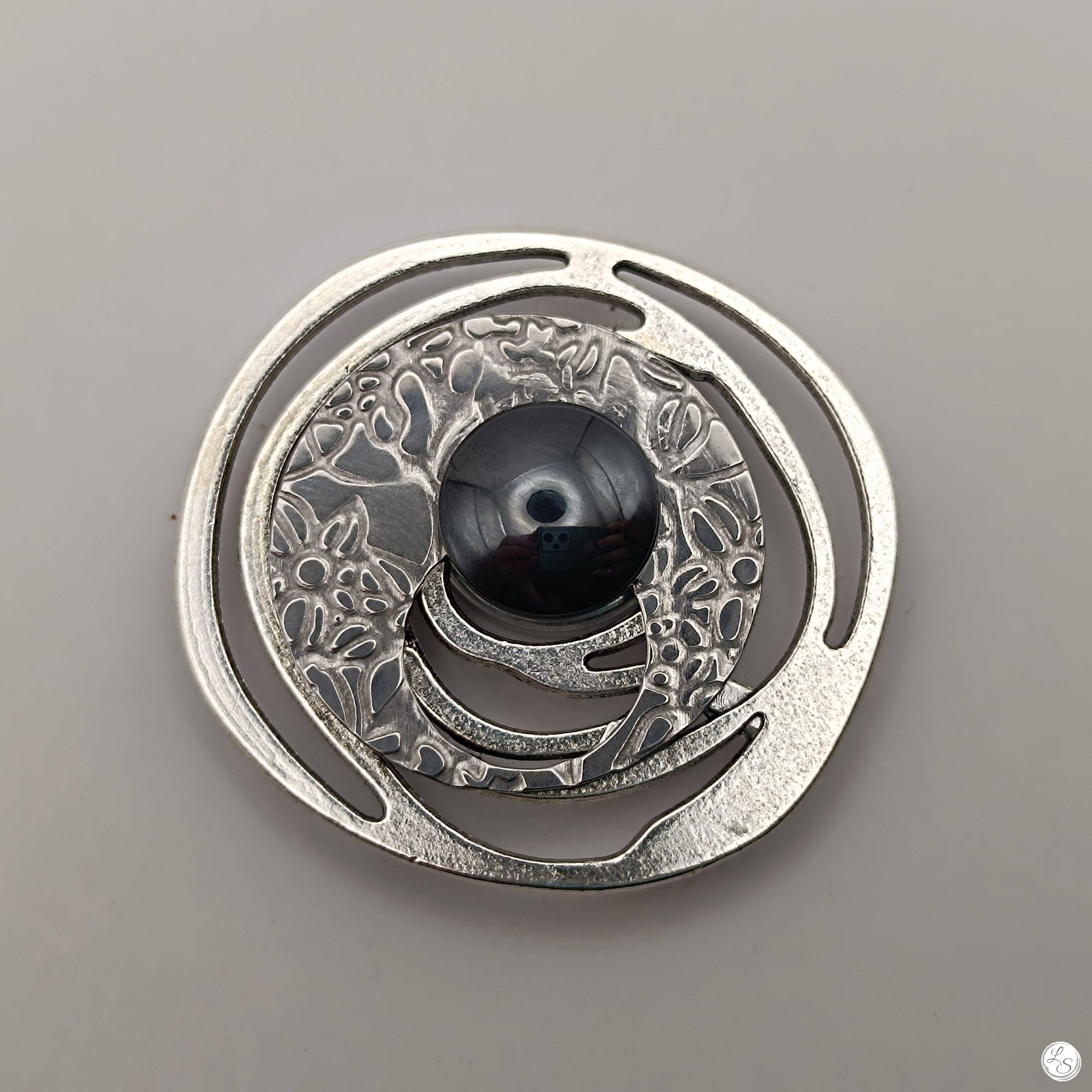 Broche aimantée "Spirale argentée, hématite" – Image 2
