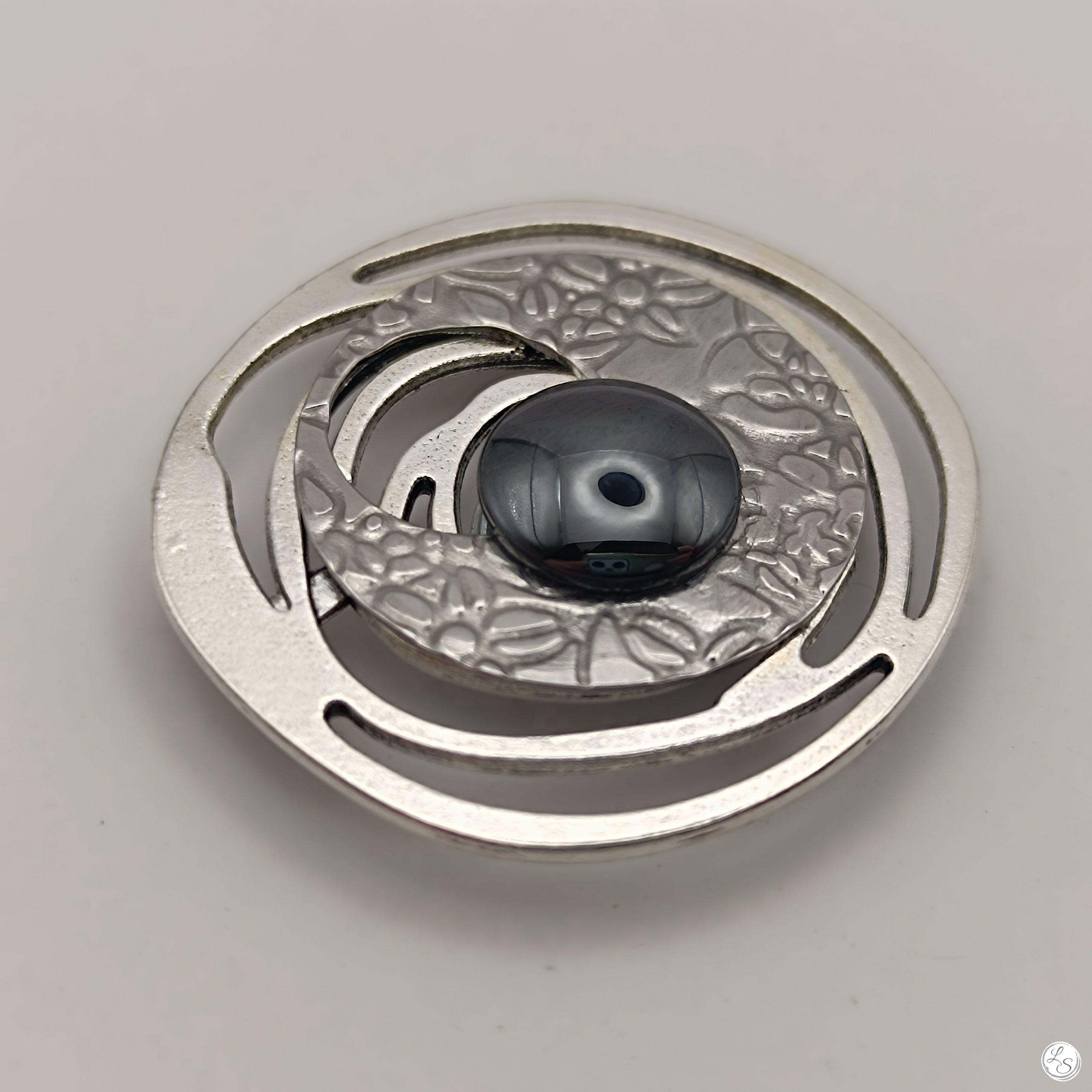Broche aimantée "Spirale argentée, hématite" – Image 3