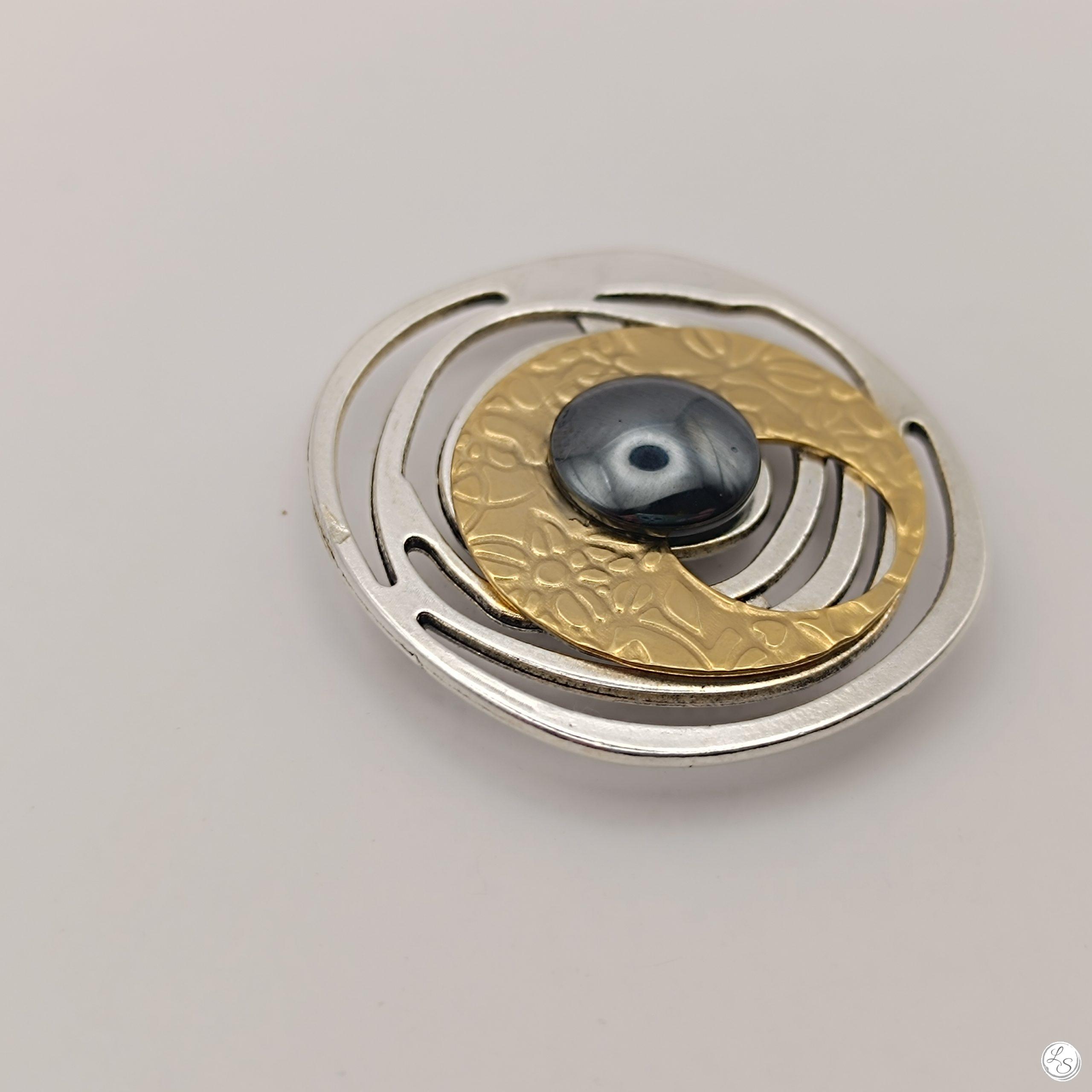 Broche aimantée "Spirale argentée, doré, hématite" – Image 4