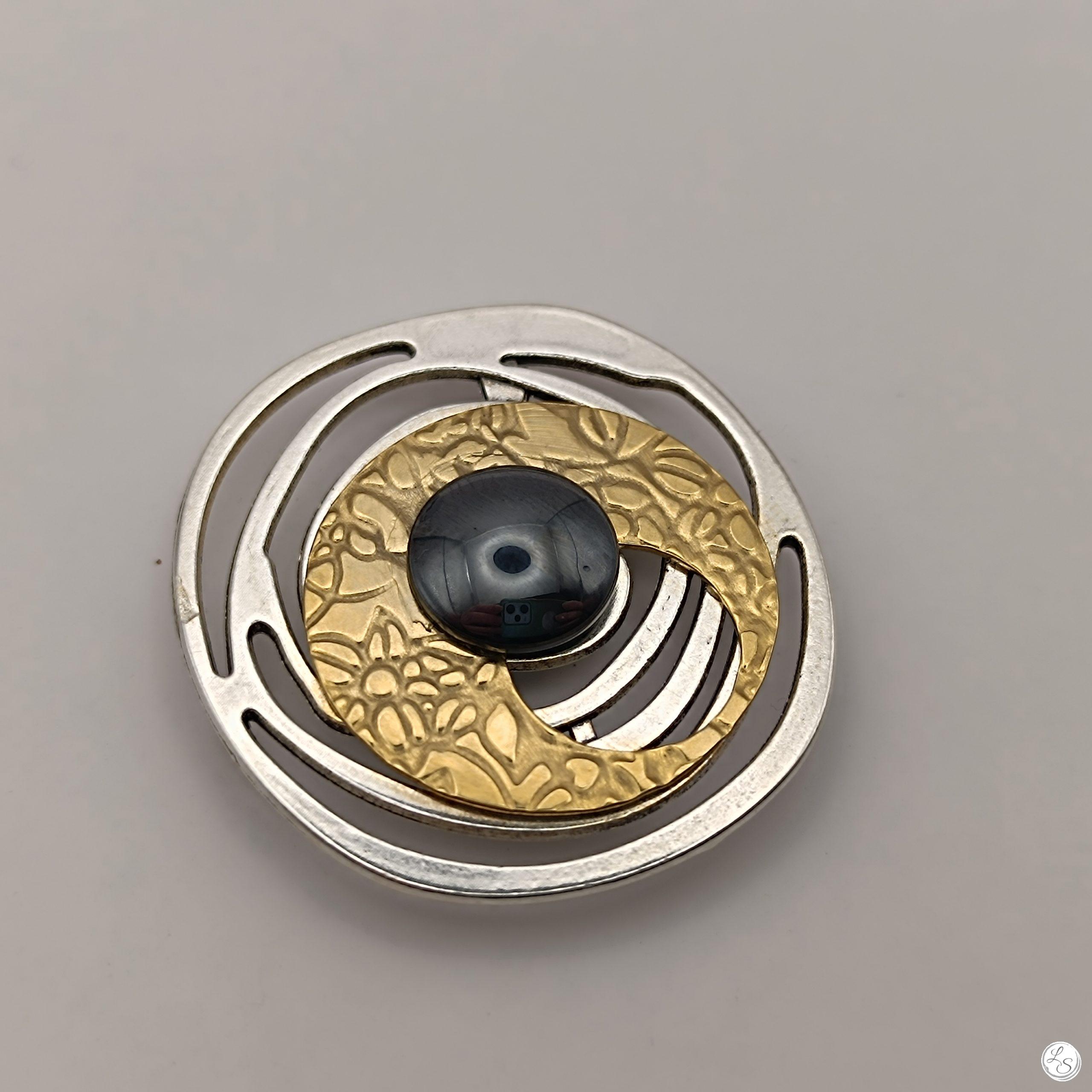 Broche aimantée "Spirale argentée, doré, hématite" – Image 2