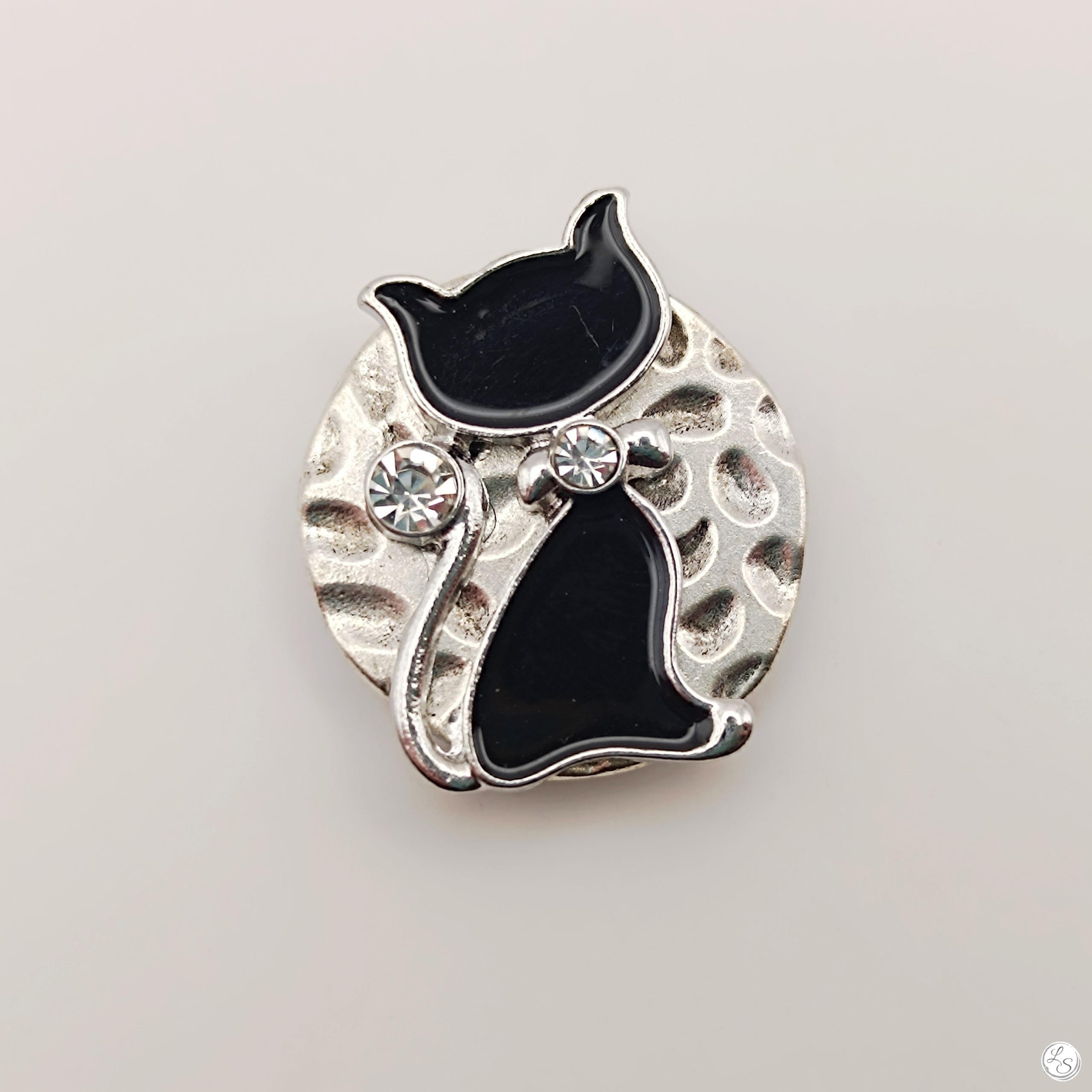 Broche aimantée "Médaillon argenté chat noir strass"